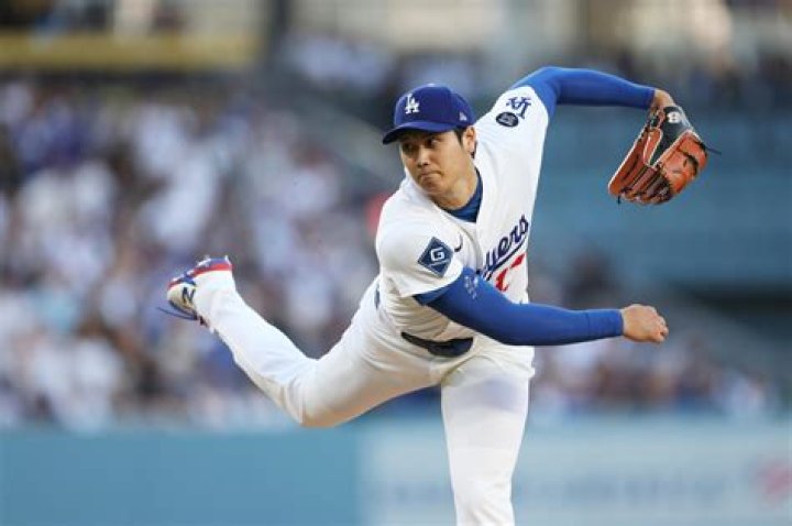 Can Ohtani pitch with both hands?