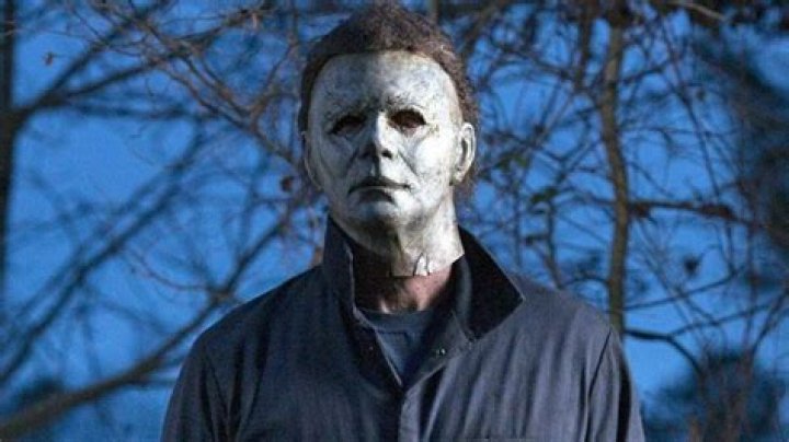 Does Michael Myers wear gloves?