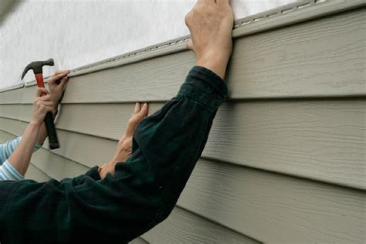 What causes siding to ripple?