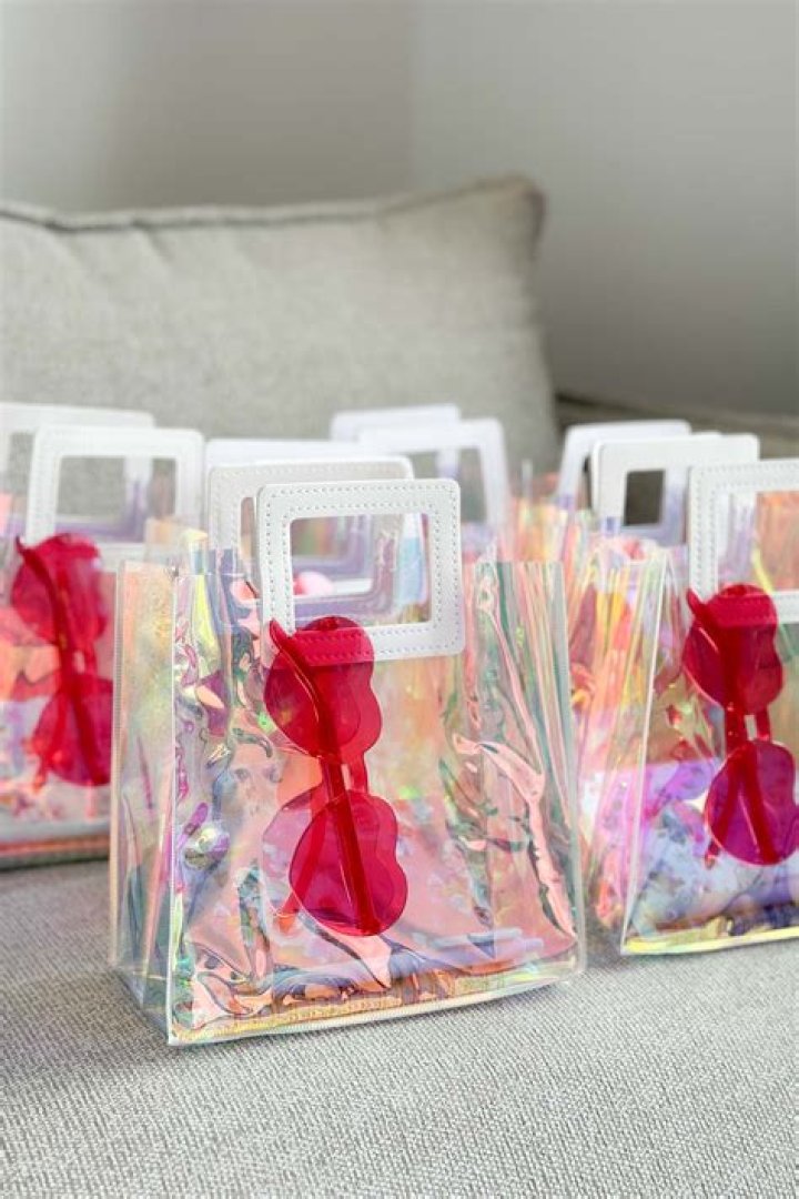 What do you put in a birthday party for goody bags?