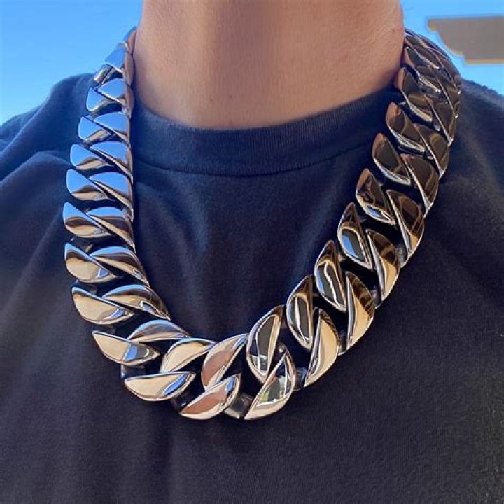 Will a stainless steel chain turn your neck green?